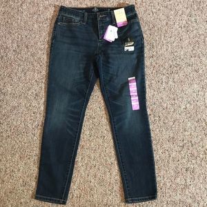 NWT St. John’s Bay stretchy mid rise skinny jeans.